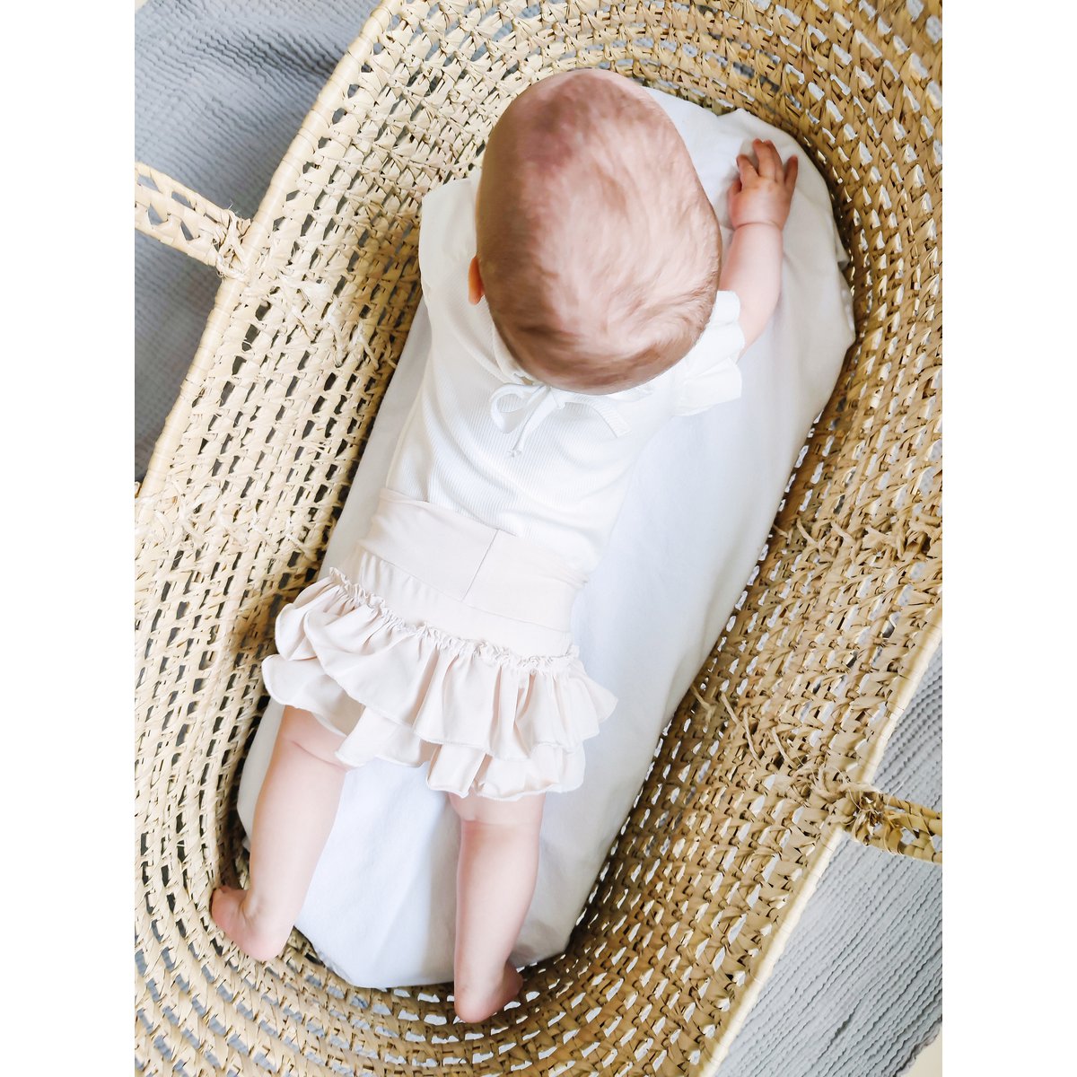 Hellbeige Bloomers mit Rüschen