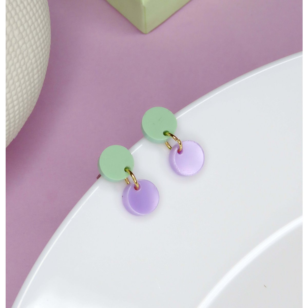 Dotty acryl oorbellen in lichtgroen lila