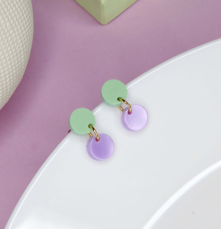 Dotty acryl oorbellen in lichtgroen lila