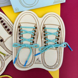 Tack de schoen, het veter speelgoed van het onderwijs, bind de schoenveter, cadeau voor kinderen en peuters