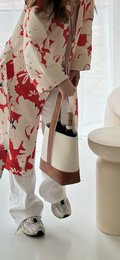 Kimono Sakura - 100% cotone con motivo contemporaneo in rosso sakura e bianco sporco, può essere utilizzato come accappatoio o per la casa ma anche come giacca