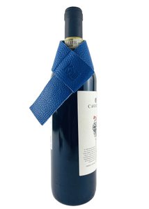 K0010DB | Drip Saver for Bottle Made in Italy in Genuine Full Grain Leather, Dollar Grain - Blue Color. Dimensions: 27 x 4 x 0.5 cm. Packaging: rigid bottom/lid Gift Box