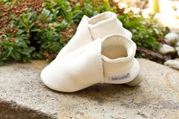 Soft, comfortable leather slippers in a natural beige color. Suitable for indoor and outdoor wear.