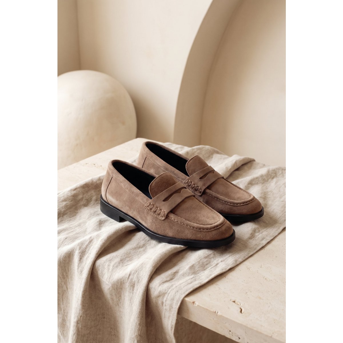 EMILIA TAUPE – Flache Loafer aus weichem Leder