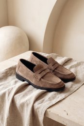 EMILIA TAUPE – Flache Loafer aus weichem Leder
