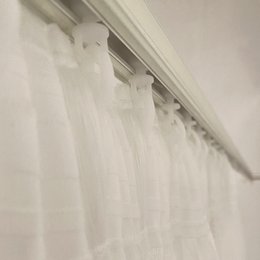 Cortina translúcida de color beige confeccionada en cinta multifunción (cinta fruncidora o pasabarras). Visillo Jacquard de rayas vertikale fabrikation med materialer reciclados og calidad. Naturlige farver og kalidos. Cortinas para salón, dormitorio