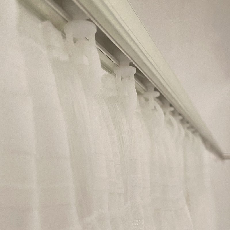 Cortina translúcida de color beige confeccionada en cinta multifunción (cinta fruncidora o pasabarras). Visillo Jacquard de rayas vertikale fabrikation med materialer reciclados og calidad. Naturlige farver og kalidos. Cortinas para salón, dormitorio