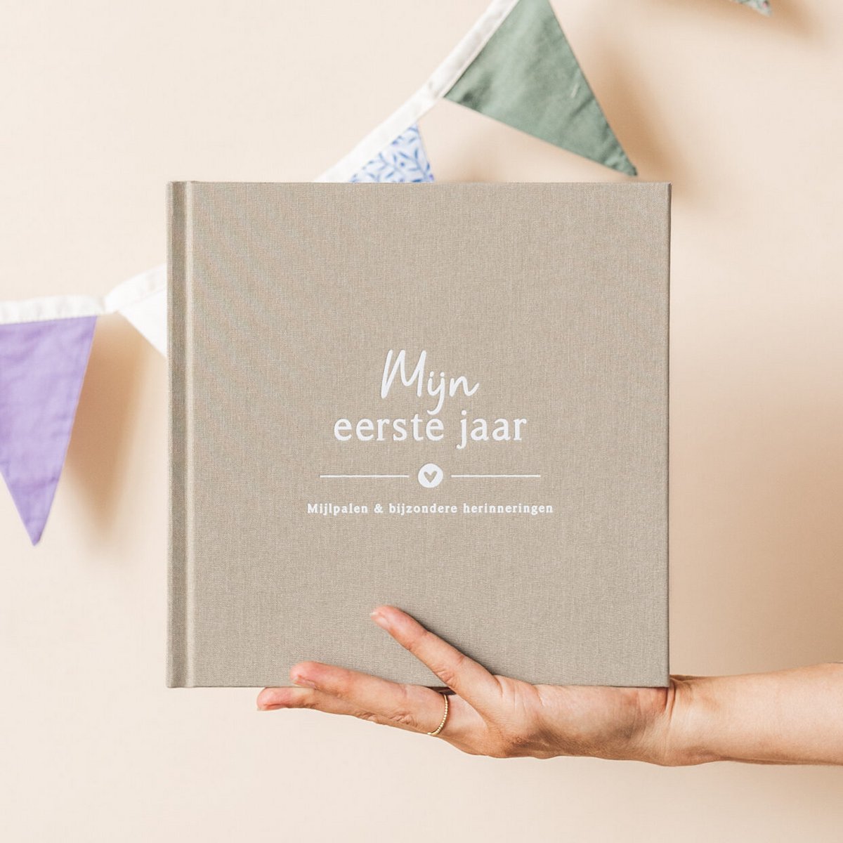 Fyllbooks Babybuch „Mein erstes Jahr“ – Leinen Taupe