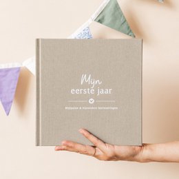 Fyllbooks Babybuch „Mein erstes Jahr“ – Leinen Taupe