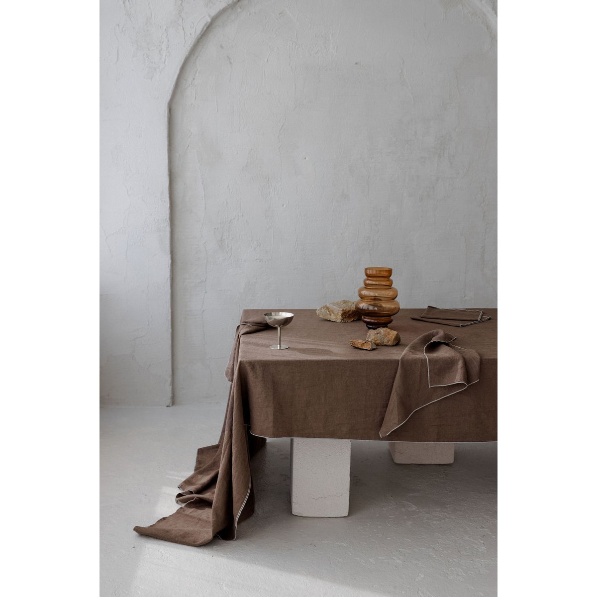Linned dug med kontrastdetaljer Stone & Cacao Brown -330x145cm