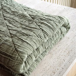  Olive green baby blanket with a soft, textured pattern. Available in two sizes: 80 x 100 cm and 90 x 125 cm.