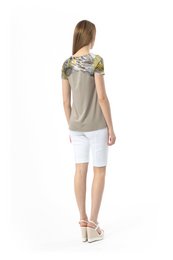 Top con detalle de estampado animal