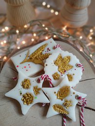 Soy wax sachets with a festive floral and fruity scent, featuring a star-shaped design with gold glitter accents and a red and white candy cane-inspired ribbon.