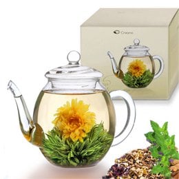 Clear glass teapot with blooming tea flower inside, 500ml capacity.
