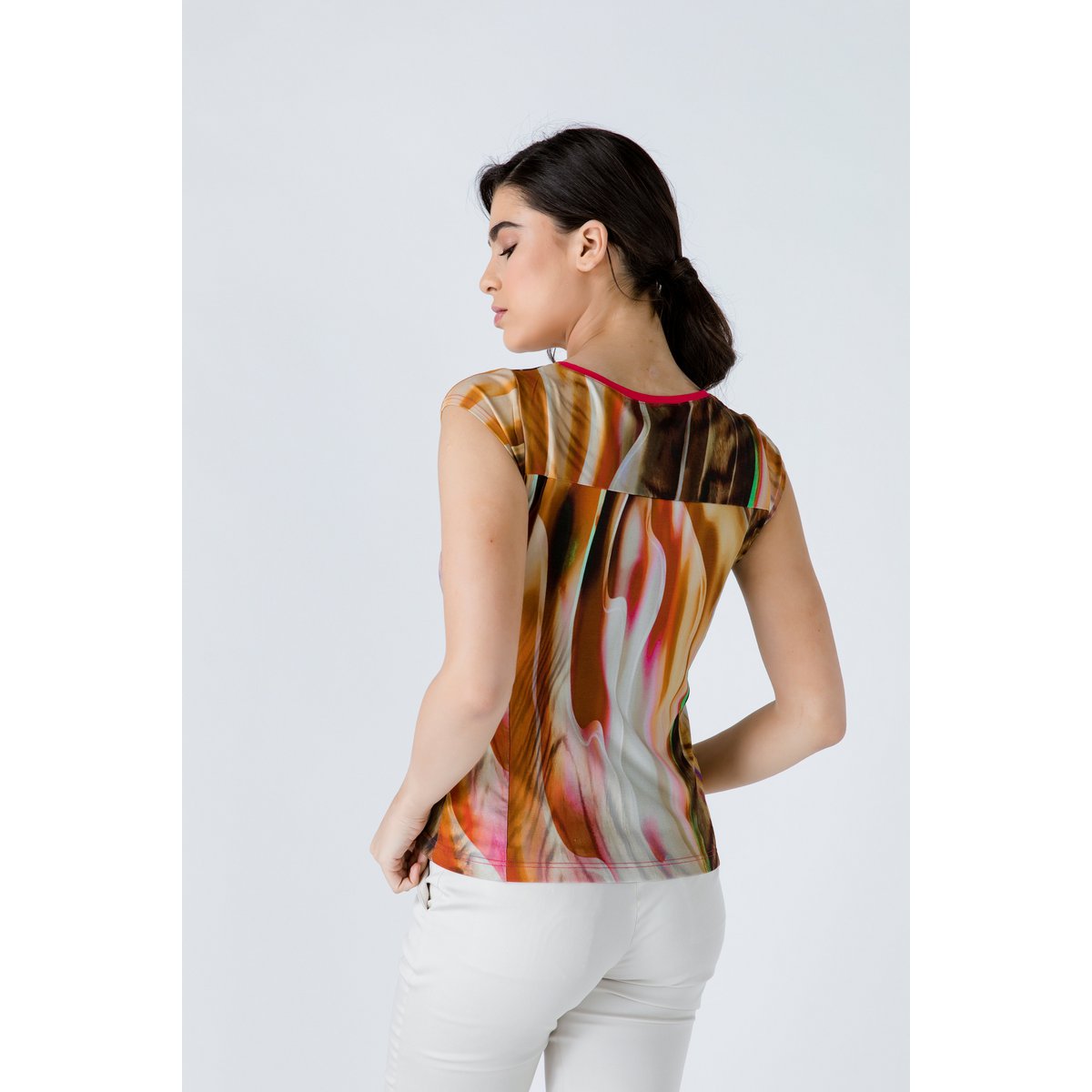 Top estampado con manga japonesa y detalle de ribete