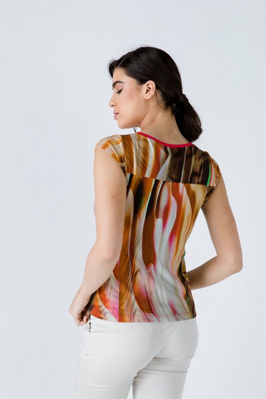 Top estampado con manga japonesa y detalle de ribete