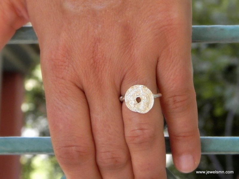 Pierścionek ze srebrnym liściem: inspirowany naturą wzór spirali i gałęzi