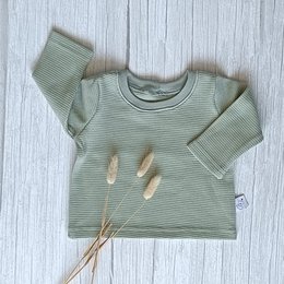  Dusty green long-sleeve baby shirt with waffle texture, available in sizes 56-140. Pair with floral print pants for a stylish baby outfit.