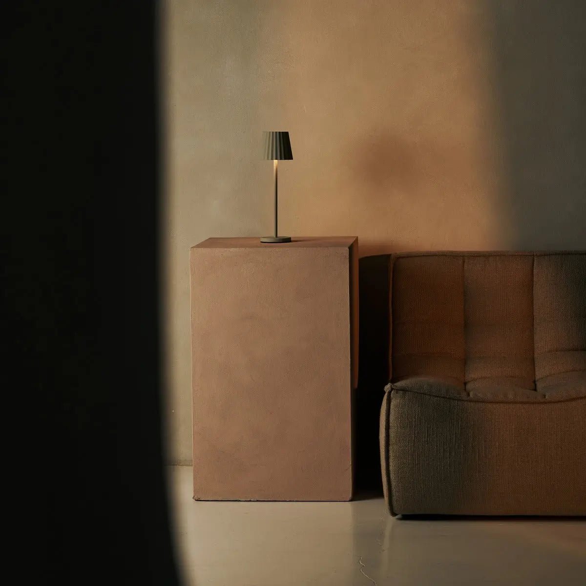 Lampe de table côtelée Maya Shadow Grey