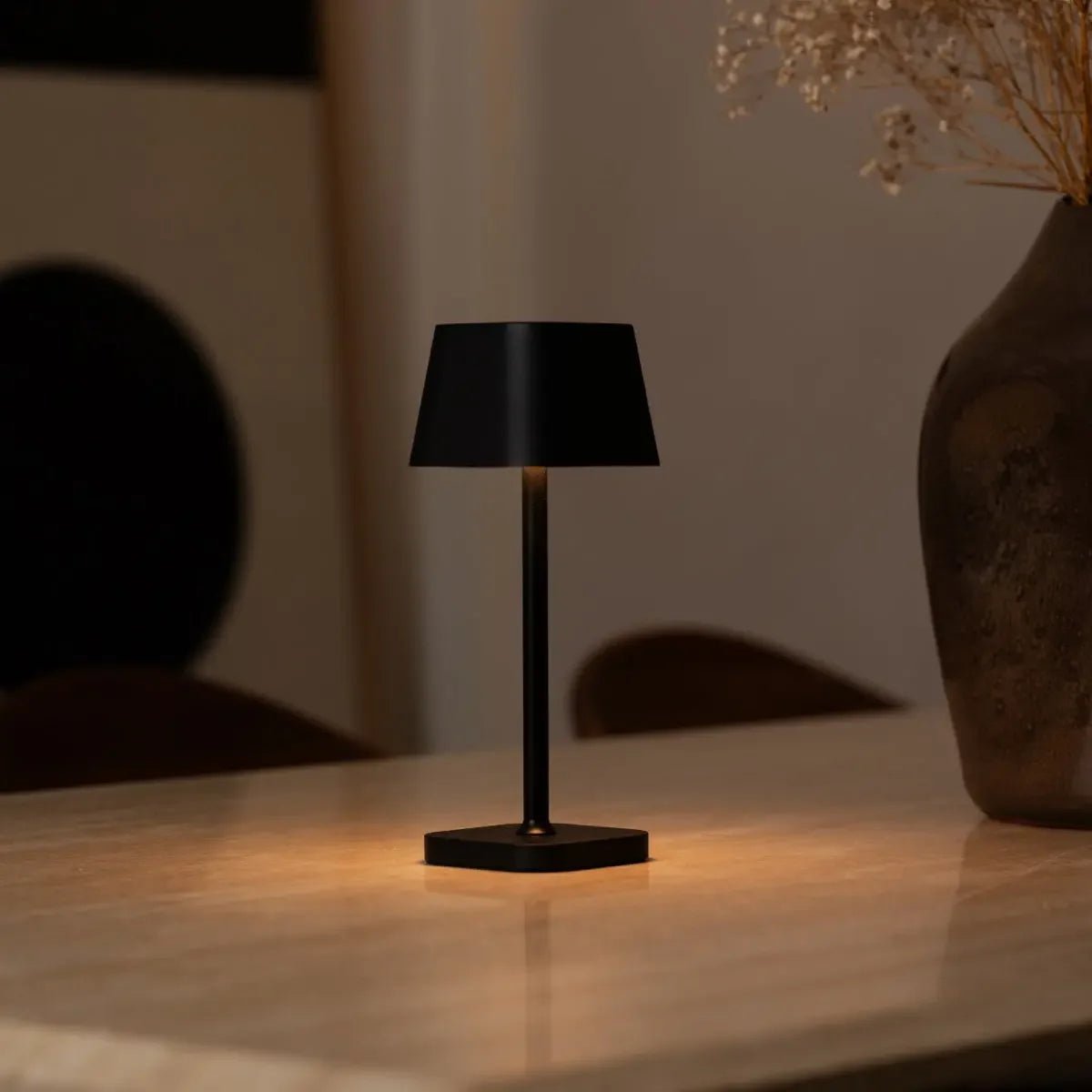 Lampe de table rechargeable noire Ava