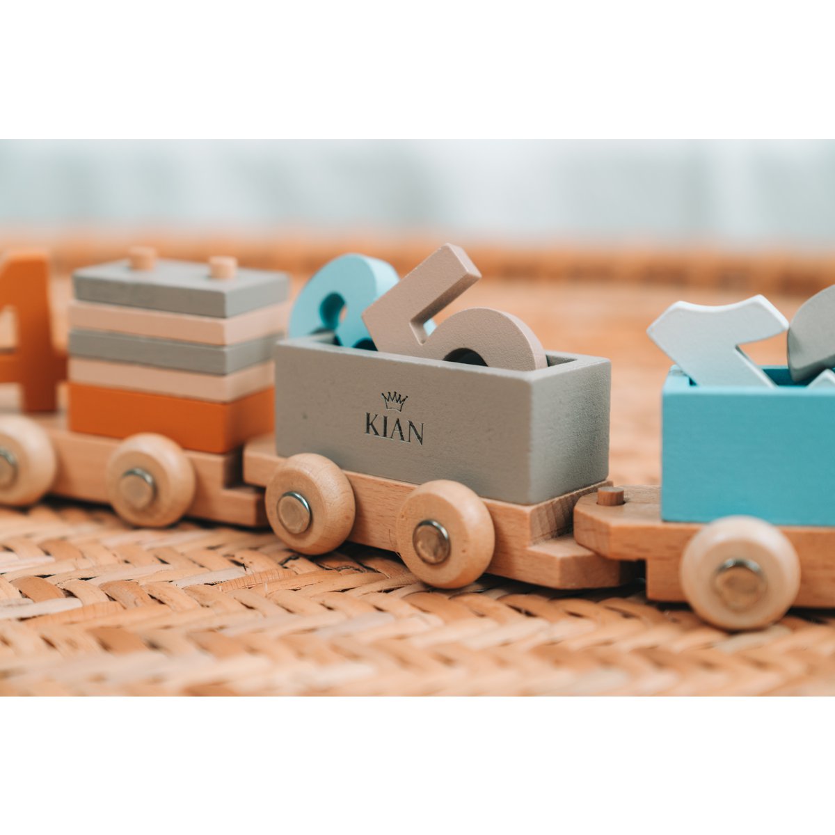 KIAN Family: Wooden locomotive with building blocks