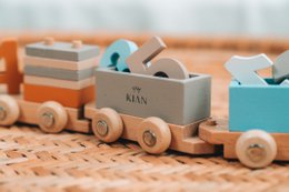 KIAN Family: Wooden locomotive with building blocks