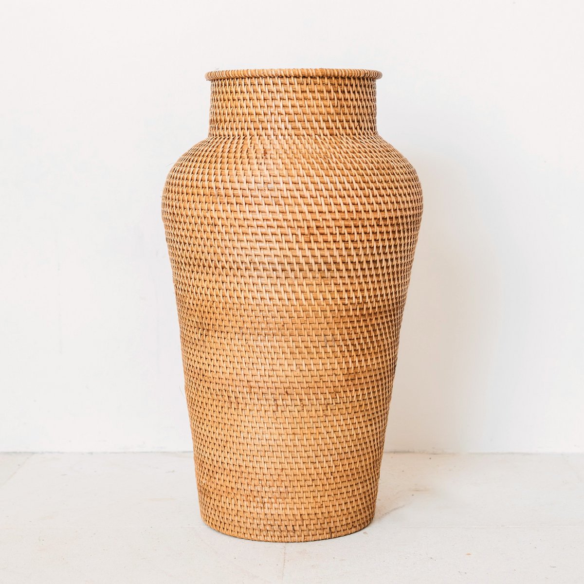 Woven Rattan Vase Round – Large Boho Decorative Vase – Vase Tall & Narrow – Floor Vase Handmade from Natural Fibres (Ø 30 cm) KIDUNG