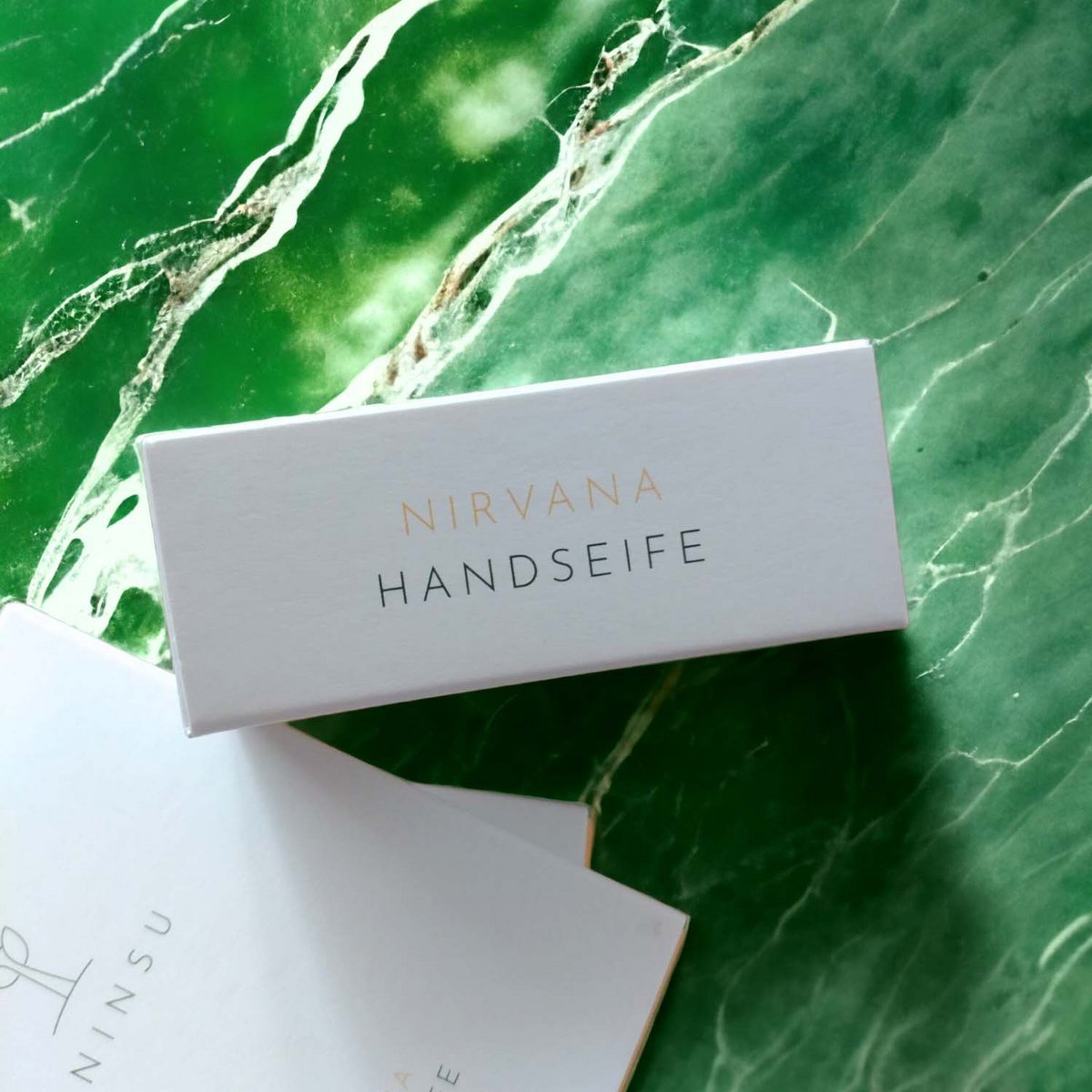 Savon pour les mains Nirvana par Aninsu | cosmétiques naturels certifiés | végétalien sans plastique fait à la main | aux huiles biologiques | Entretien de nettoyage | parfum unique | au curcuma et à l'argousier | 80g