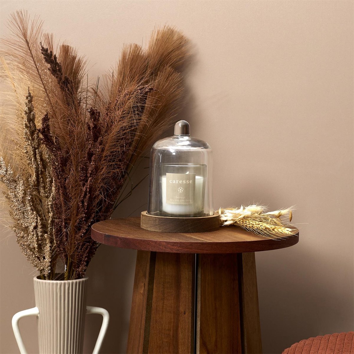 Luxe Geurkaars met Stolp – Witte Geurkaars in Glazen Houder met Houten Onderzetter – Sfeervolle Interieurdecoratie & Cadeau – Natuurlijke Hout- en Bosgeur – Kaars – Wit