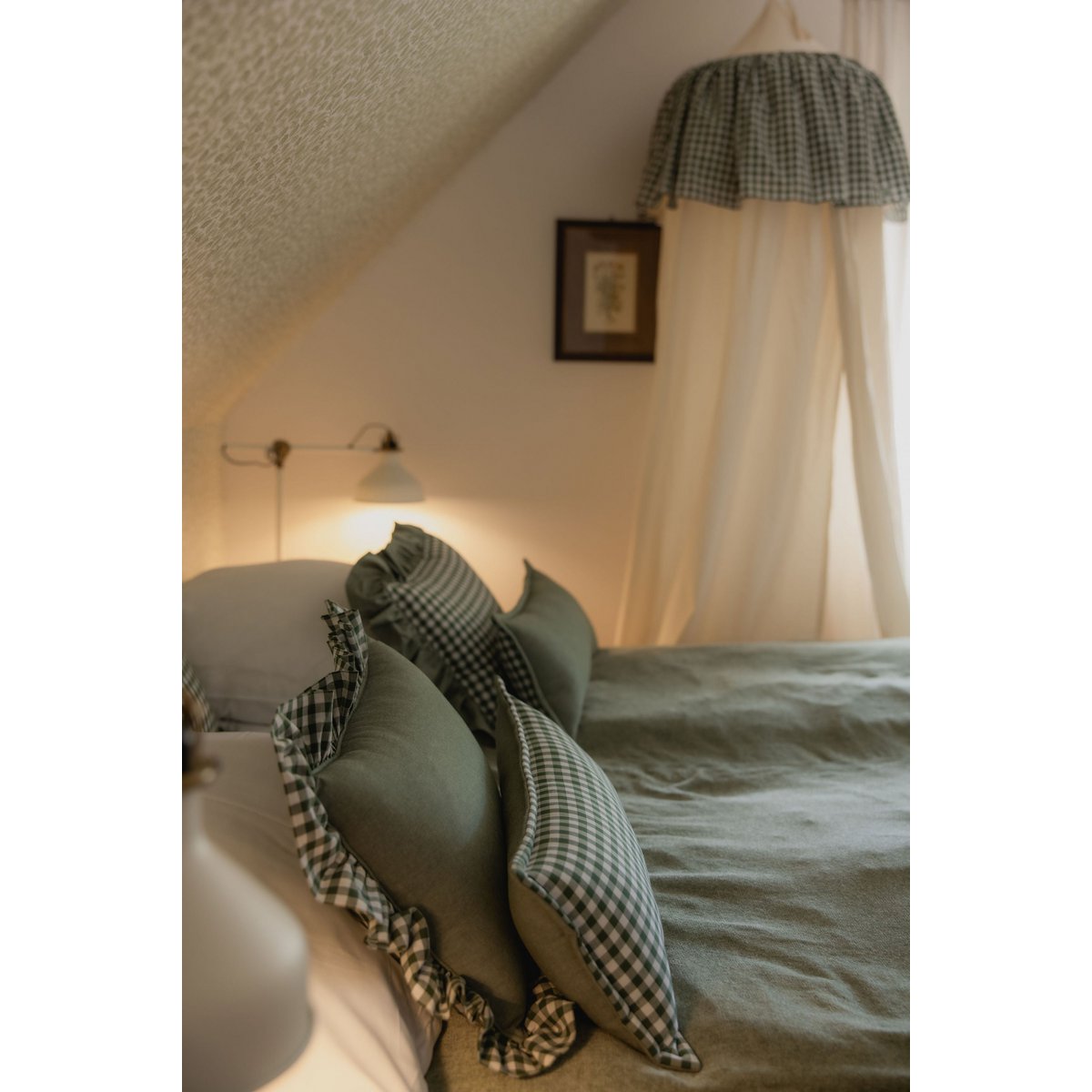 Decorative pillow with ruffle "Sage check"