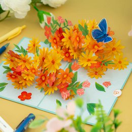 Tarjeta desplegable Margaritas de colores con mariposas