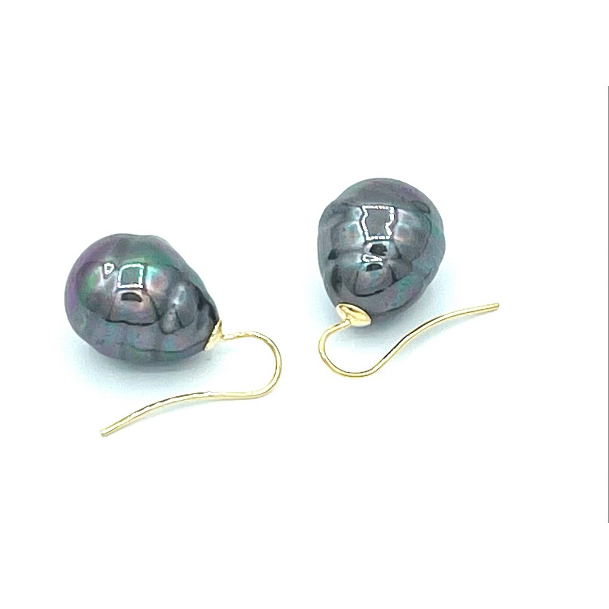 Baroque Pearl earrings in the color Pacífic blue / tahiti