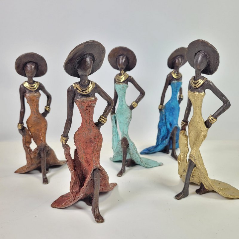 Bronze sculpture "Femme élégante with chapeau" by Soré | different sizes and colors