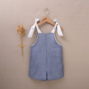 Jeansblauer kurzer Overall für Mädchen mit kontrastierenden Trägern F111-21212091
