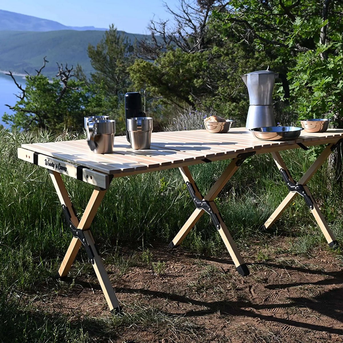 Opvouwbare houten tafel voor op de camping