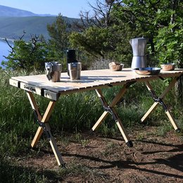 Klappbarer Holztisch zum Camping