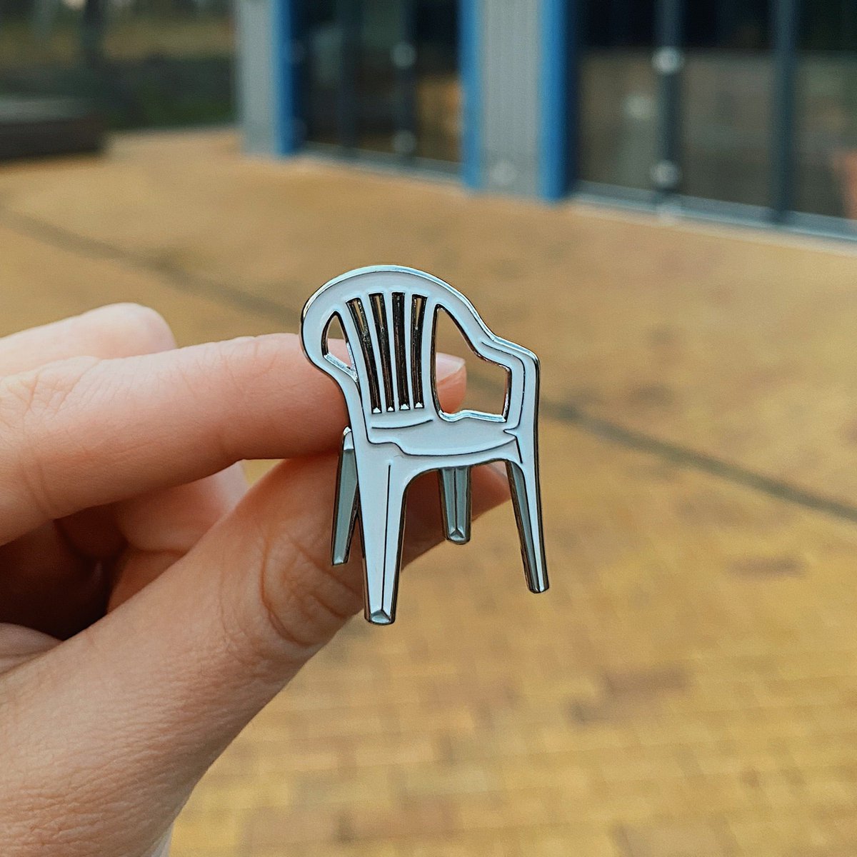Email Pin "plastic stoel"