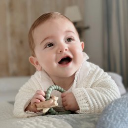 Anneau de dentition bébé en silicone bio vert marine (+3M) Soulagement des gencives - Nenina & Co
