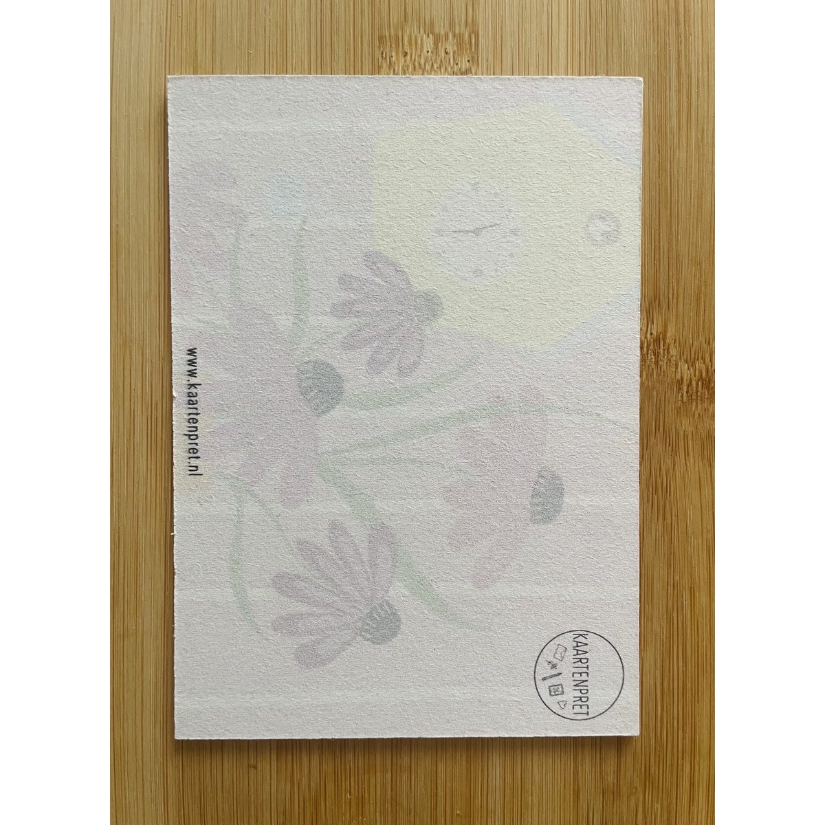 Fleurs en vase avec carte en carton d'horloge