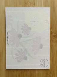 Fleurs en vase avec carte en carton d'horloge