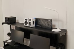 Skrivebord med hylder og topramme
