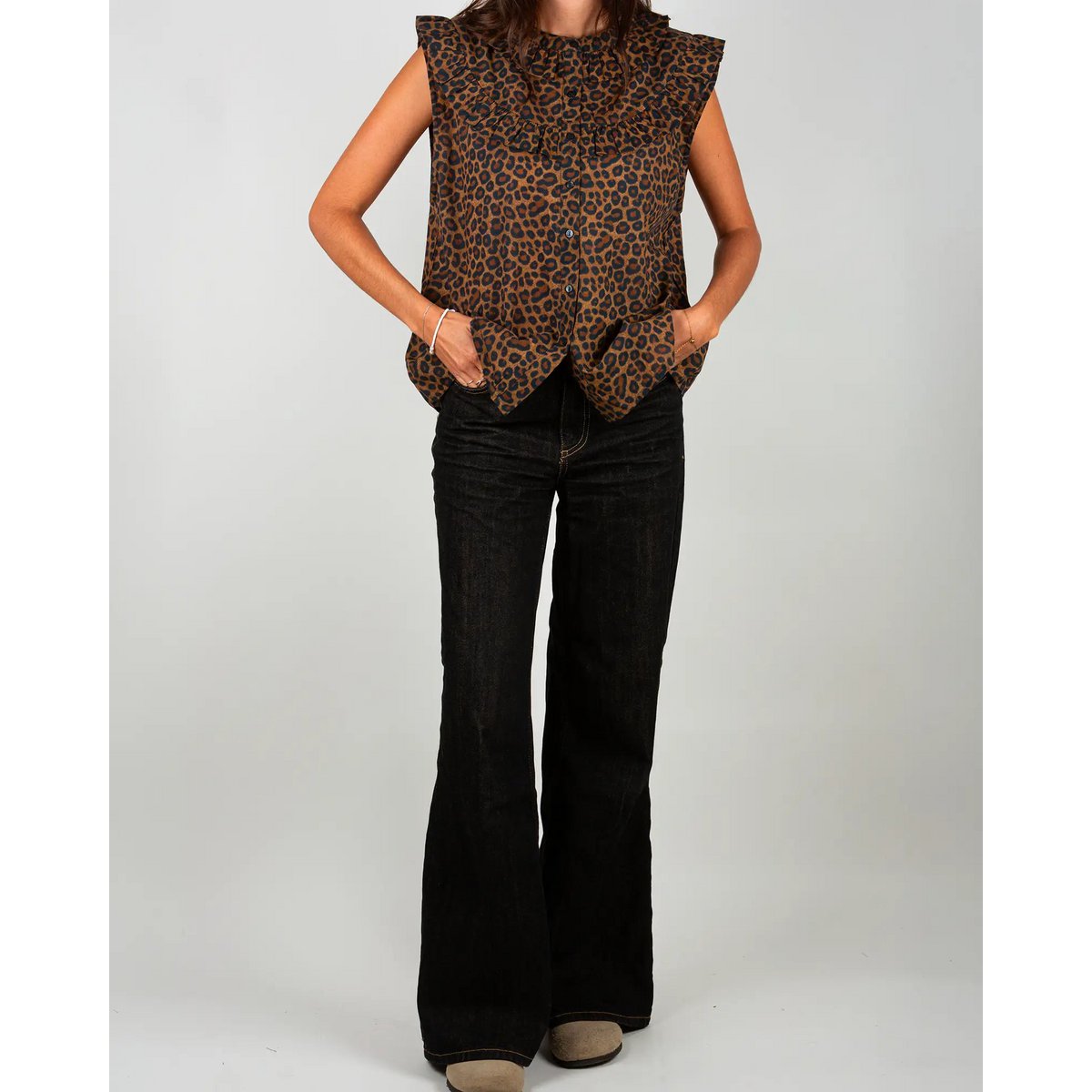 Mouwloze damesblouse met luipaardprint en ruches