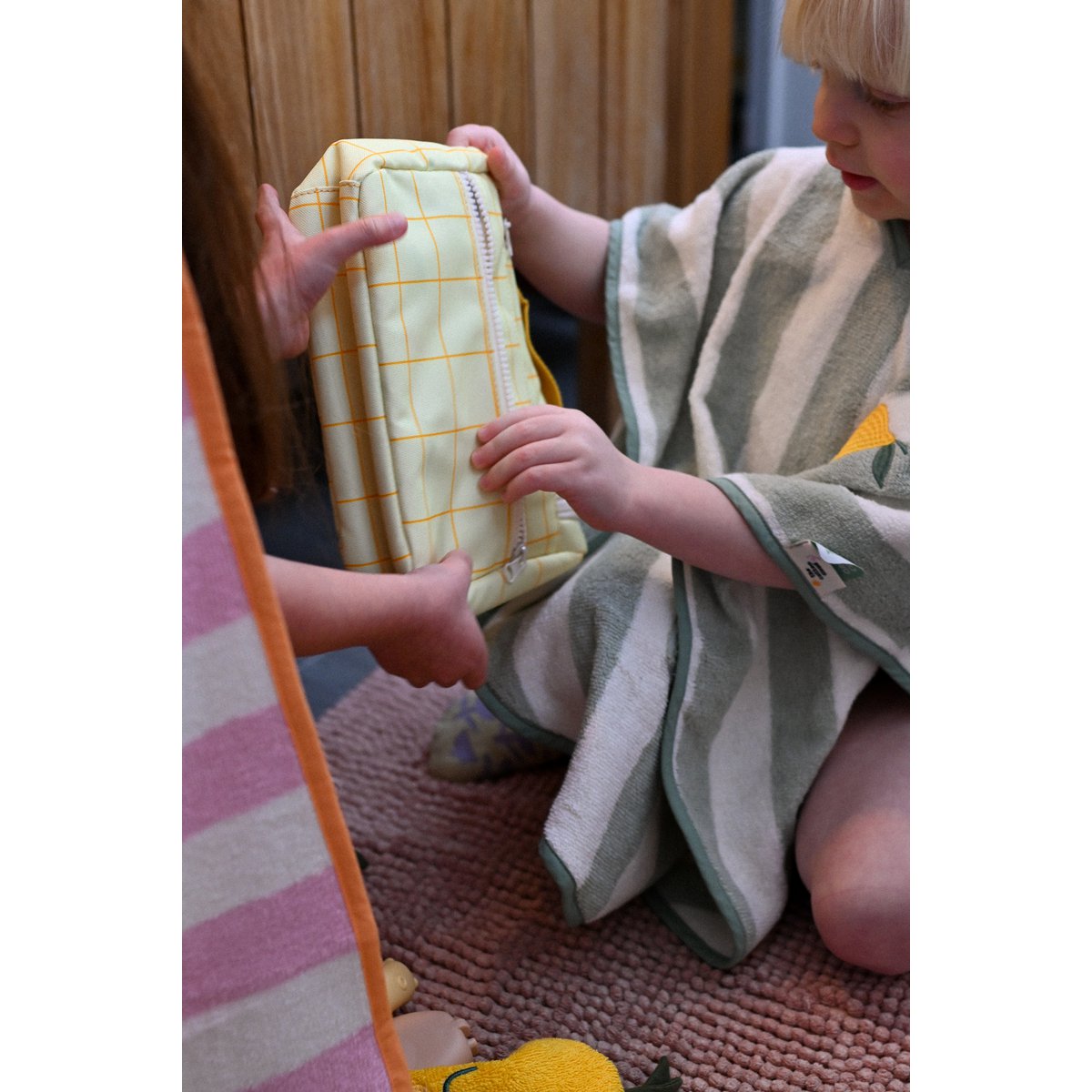 Badstof katoenen kinderponcho met capuchon Lola Lemon