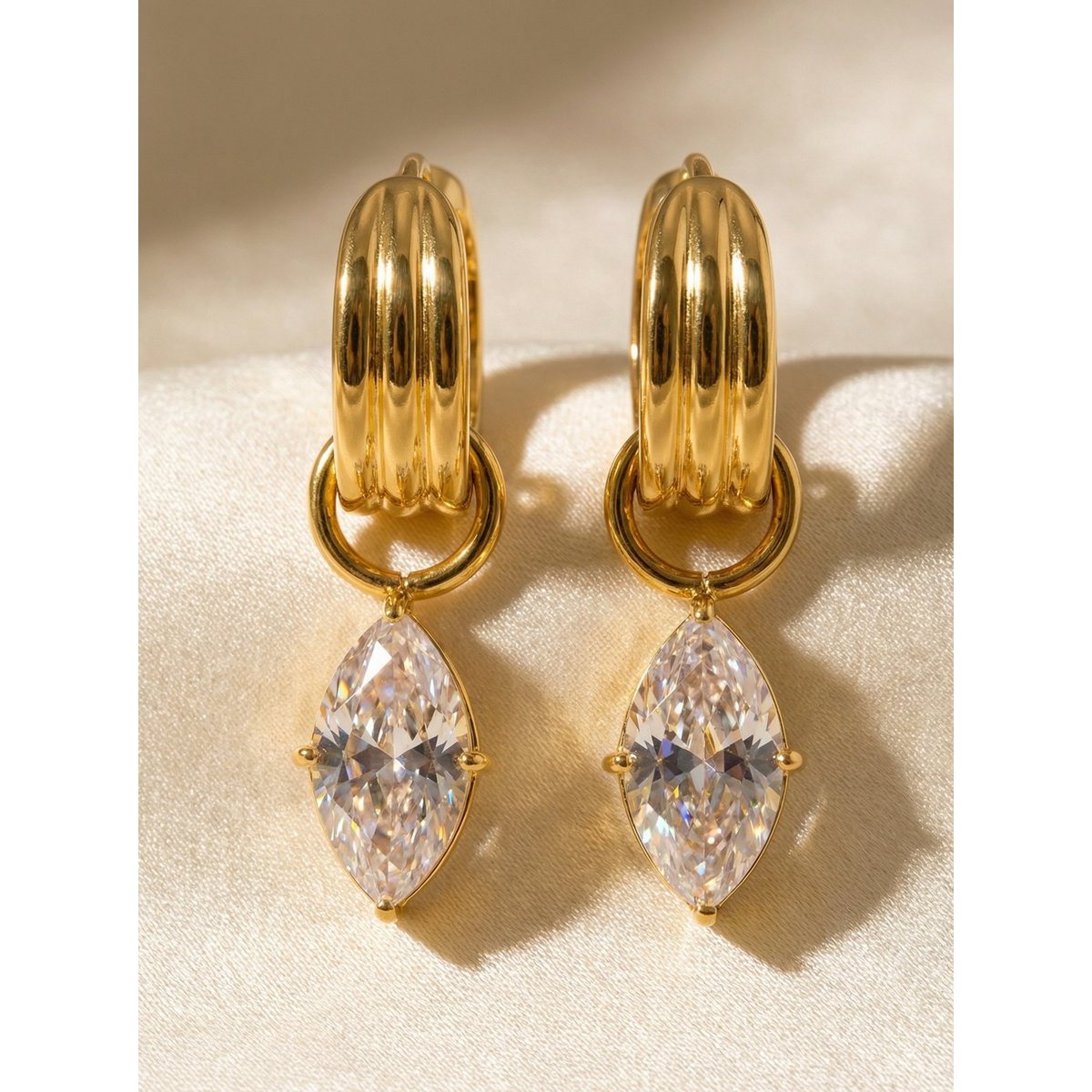 Amelia – Pendientes con colgantes de circonitas – Dorado