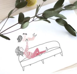Kartenglück - Mutter, die auf dem Sofa liegt, spielt mit ihrem Kind