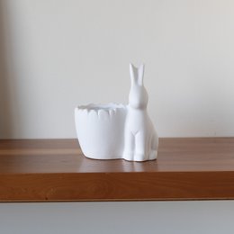 Osterhase mit Vase