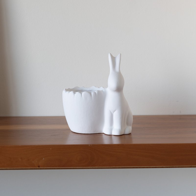 Osterhase mit Vase