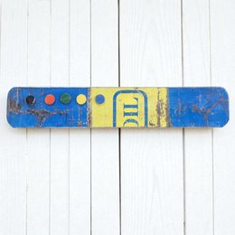 Magnette bord gemaakt van gerecyclede olievaten met 5 kleurrijke magneten 80 cm * 15 cm