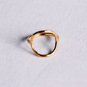 Stalen ring met open ronde - goud - R677