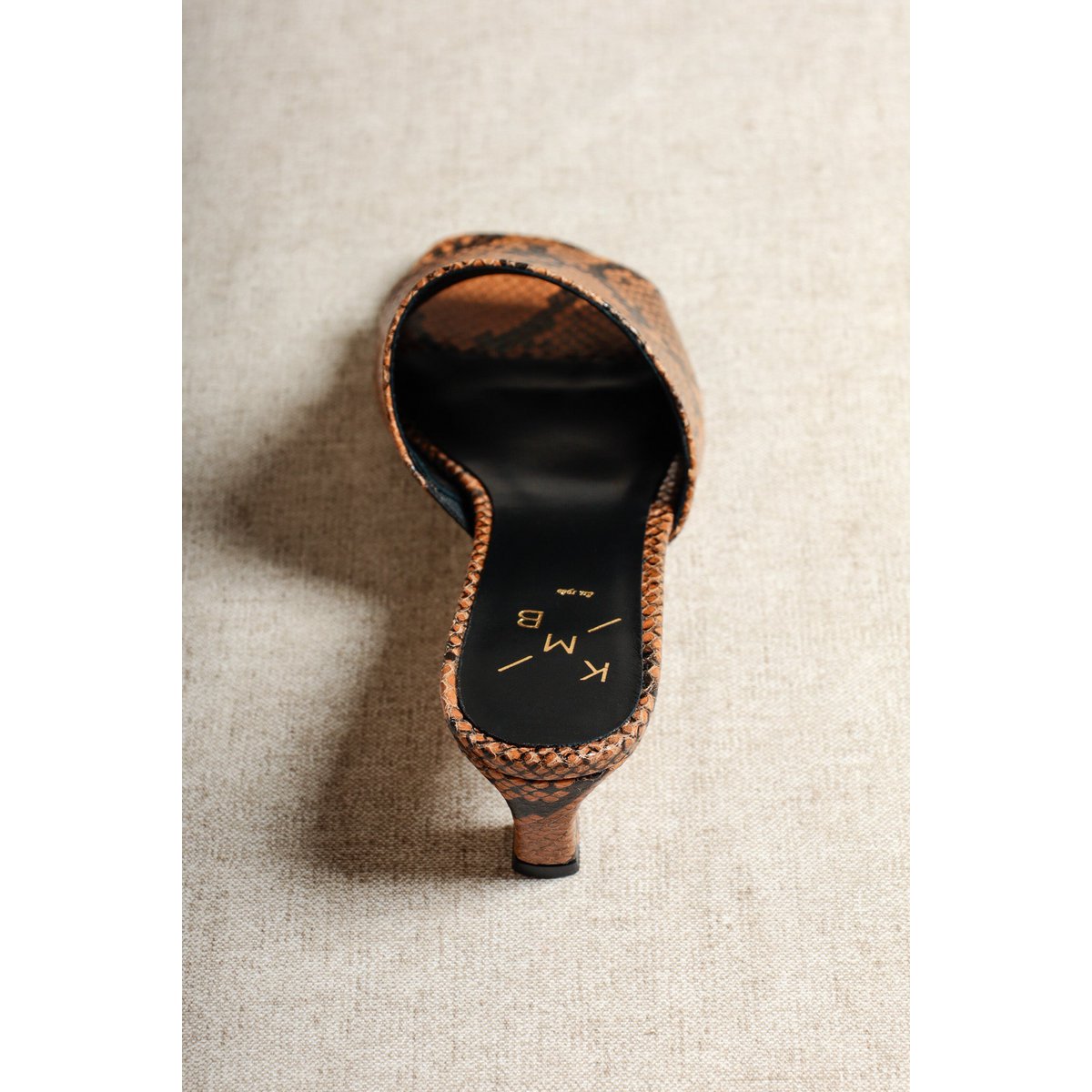 VIVIAN DOVER – Mules aus Leder mit Schlangenprägung und diagonalem Kitten-Heel